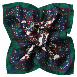 Zielona jedwabna poszetka w kwiaty